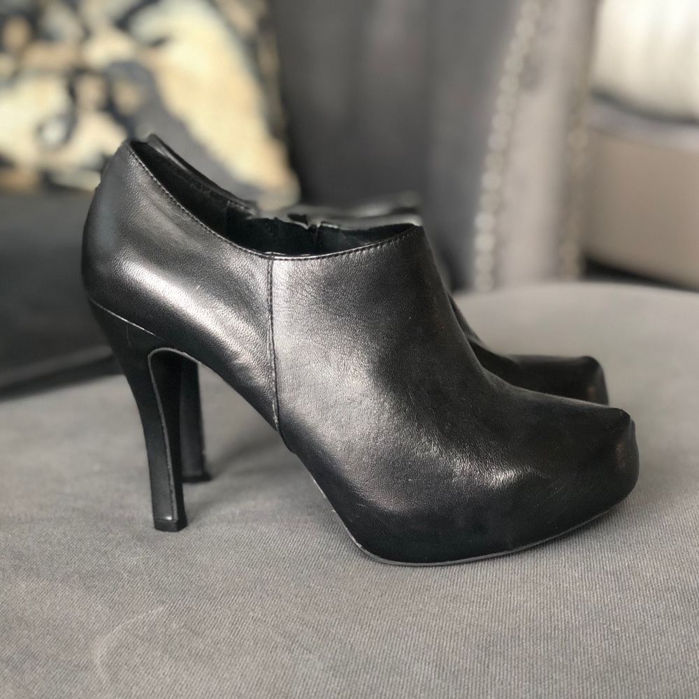 Gianni Bini black high heel booties